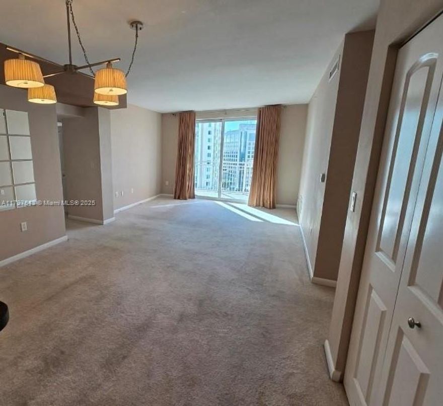 3 Bedroom and  2 Bath unit in Toscano Condominium. This large unit comes with assigned parking spaces. Unit   Toscano has tons of amenities such as: Fitness Center, Sauna, Pool, Jacuzzi, Grills and valet service.