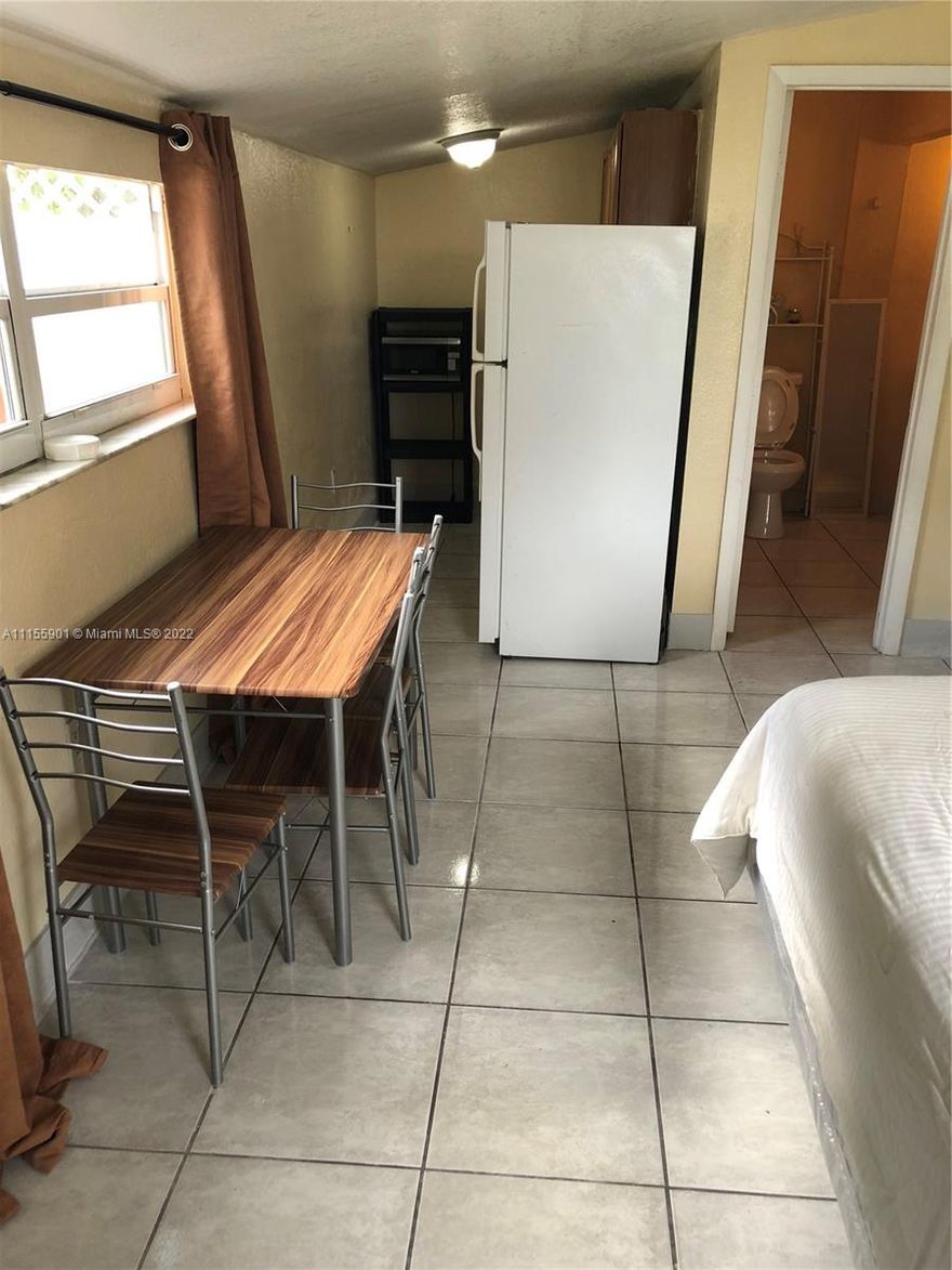 Nice, clean... good area, efficiency, close to shopping centers and stores. Clean safe location. One person only,
5 minutes driven from the Hard Rock Hotel & Casino, Minutes from Hollywood Beach, Downtown Hollywood,
walking distance  to shopping centers
water, electric & internet included.
Furnished. Refrigerator , Microwave , electric 2 burners