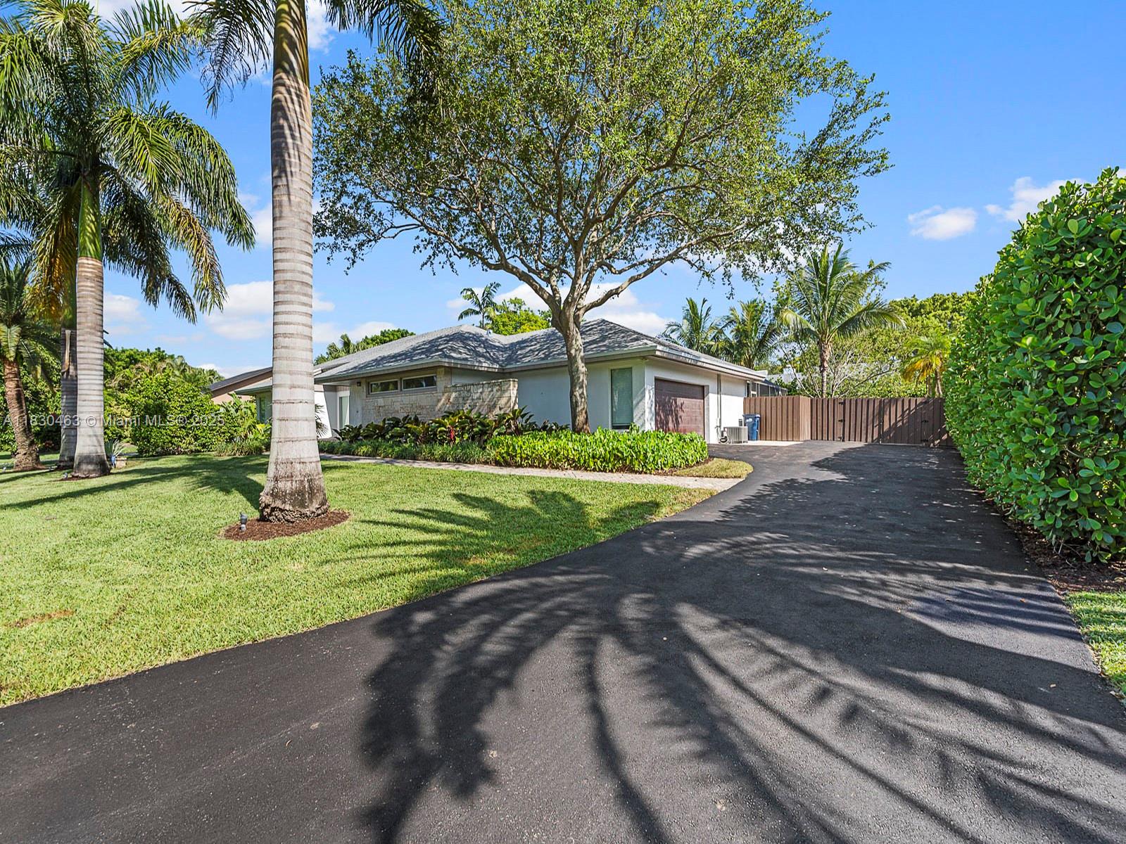 7800 SW 181st Ter, Palmetto Bay, FL, 33157/$1,545,000 3 7800 SW 181st Ter