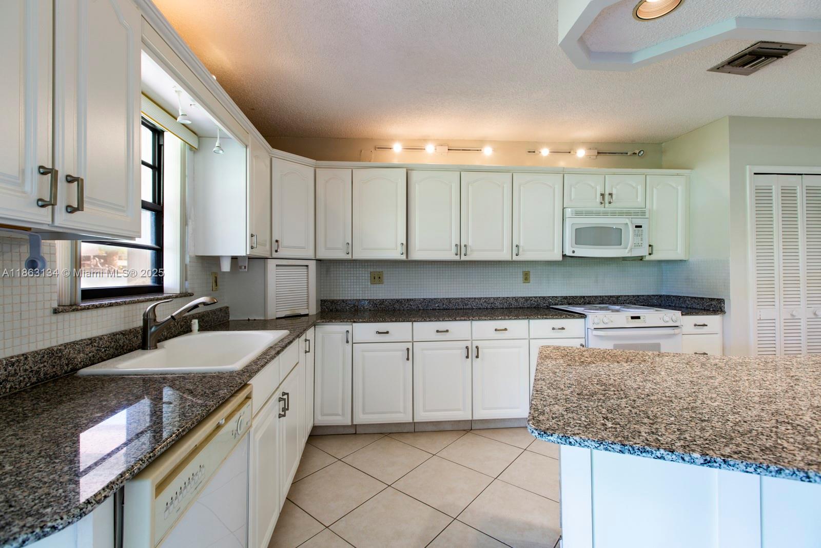 SWEETWATER ESTS SUB - Residential Lease