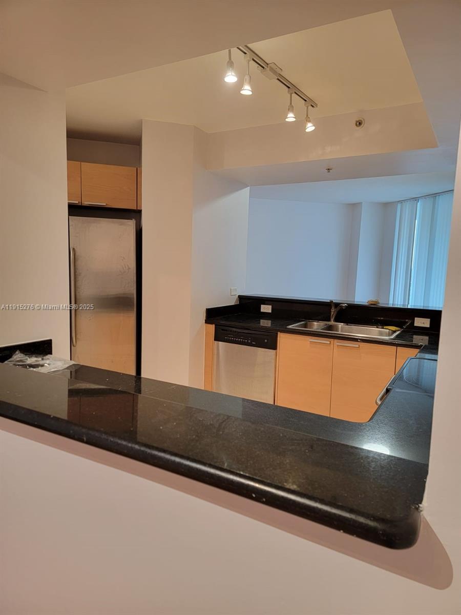 HOLLYWOOD STATION RES CON - Residential Lease