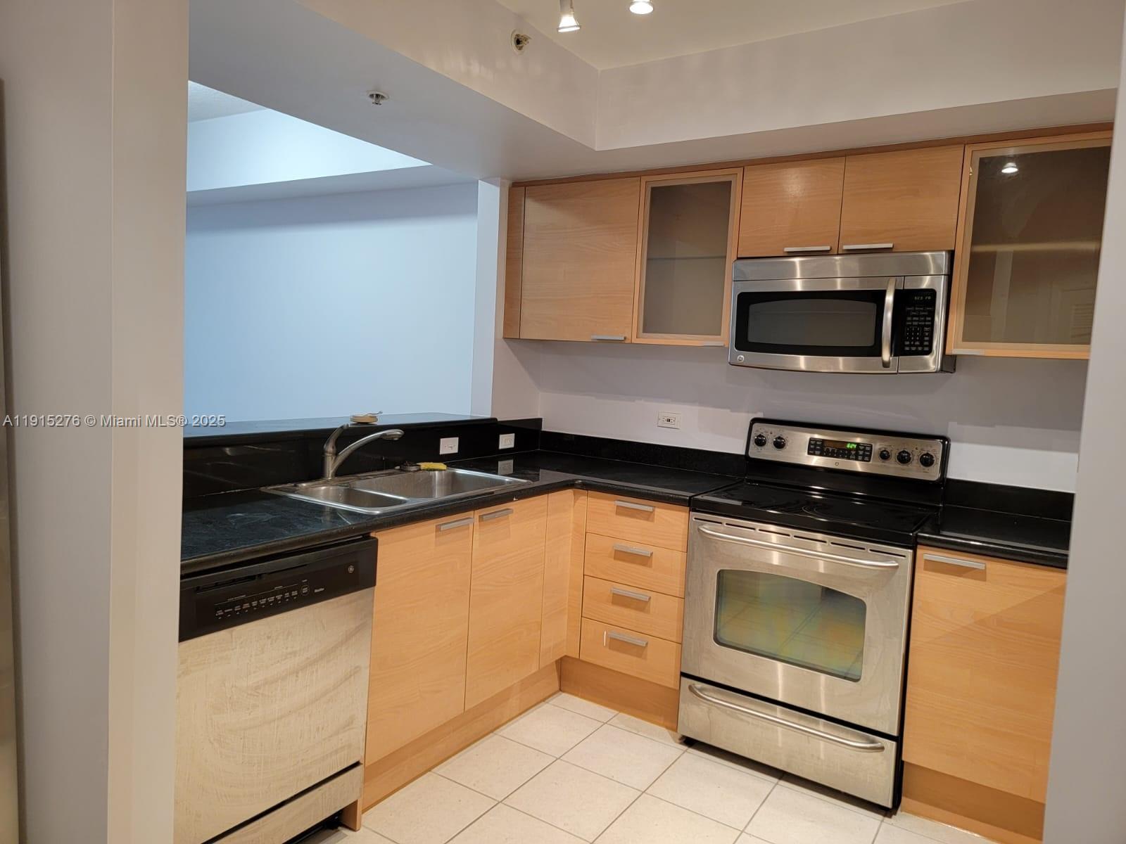 HOLLYWOOD STATION RES CON - Residential Lease