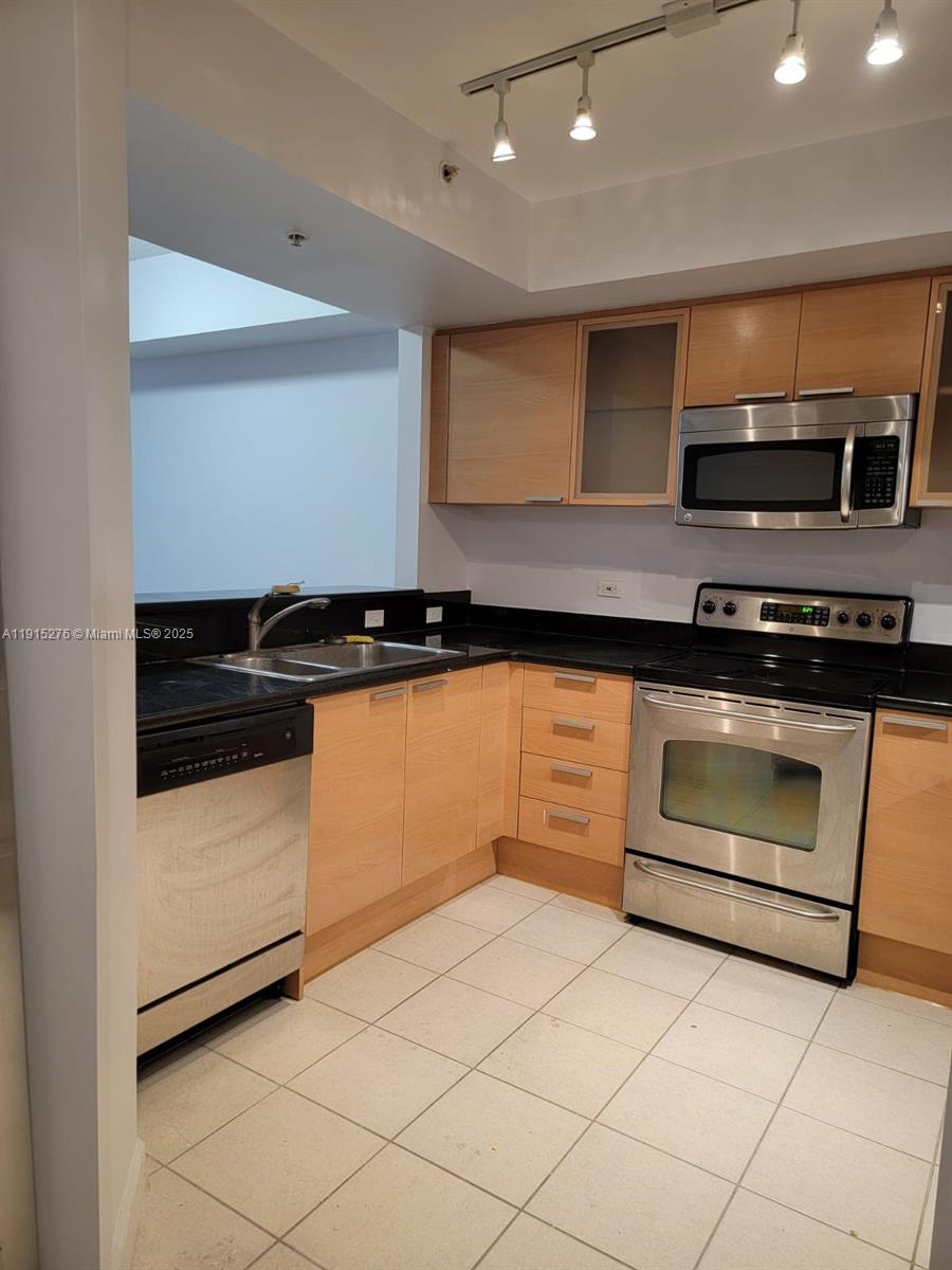 HOLLYWOOD STATION RES CON - Residential Lease