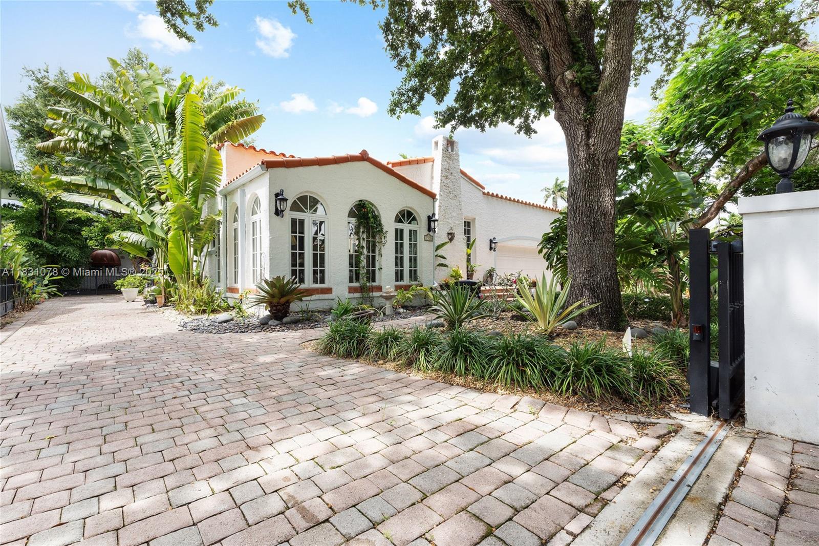 1320 Obispo Ave