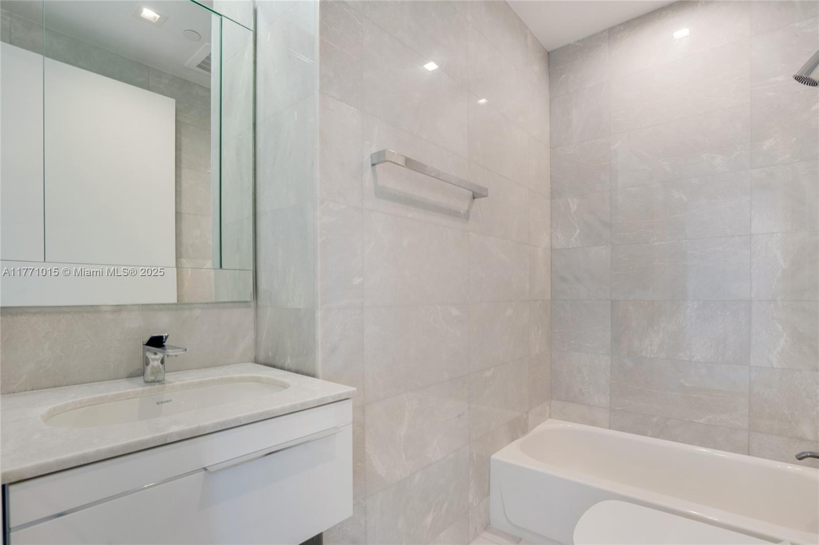 TURNBERRY OCEAN CLUB - Residential