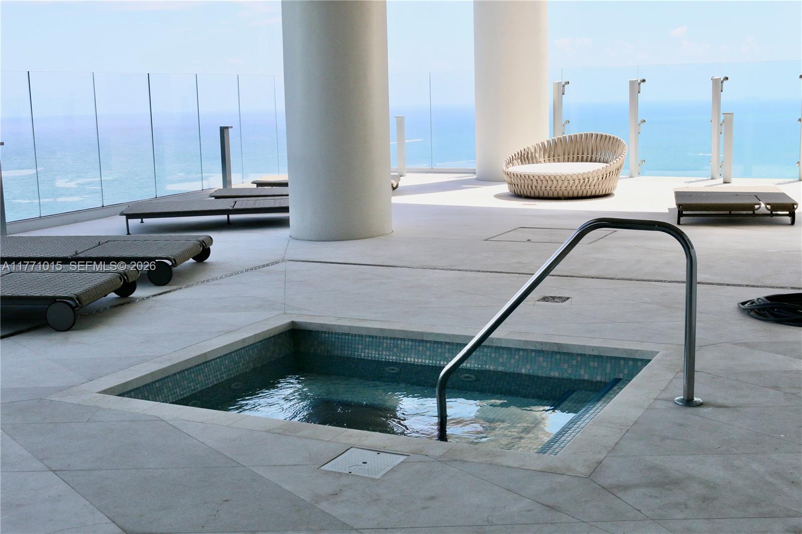 TURNBERRY OCEAN CLUB - Residential