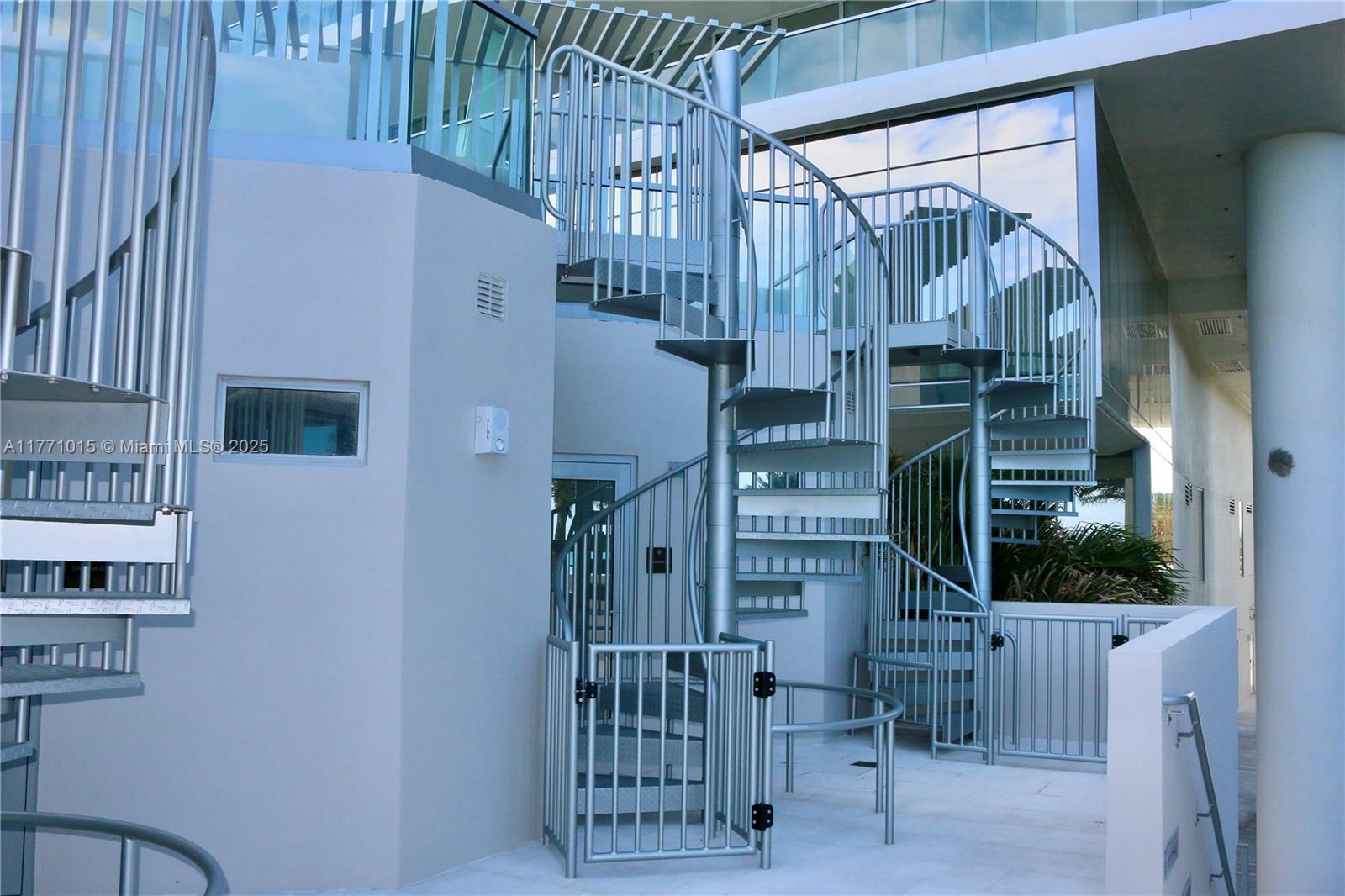 TURNBERRY OCEAN CLUB - Residential