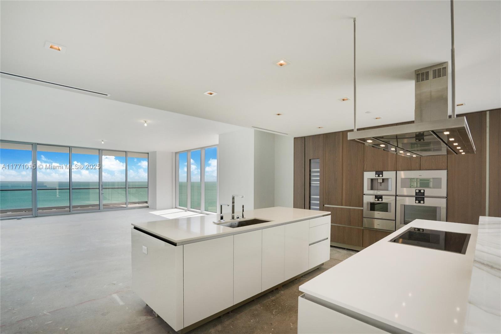 TURNBERRY OCEAN CLUB - Residential