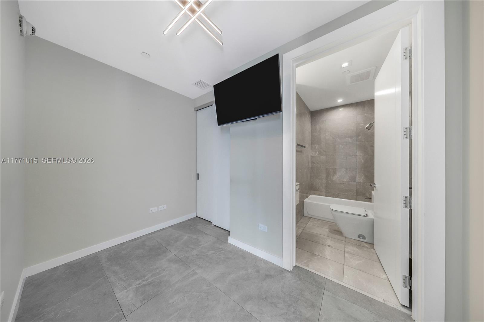 TURNBERRY OCEAN CLUB - Residential