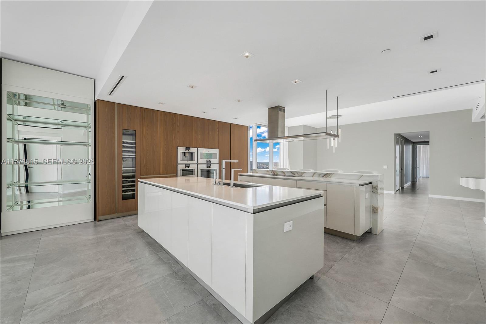 TURNBERRY OCEAN CLUB - Residential