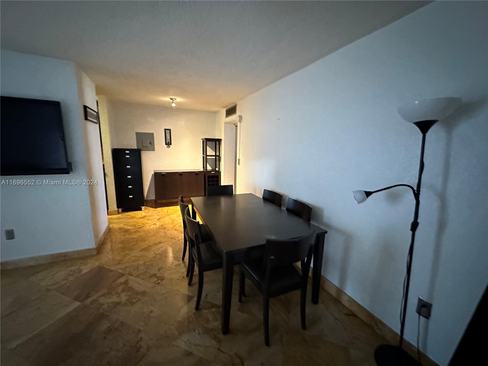 GREAT LOCATION, MINUTES FROM COCONUT GROVE, BRICKLE, DOWTOWN AND KEY BISCAYNE. WALK TO THE METRO, AND EASY RIDE TO UM.