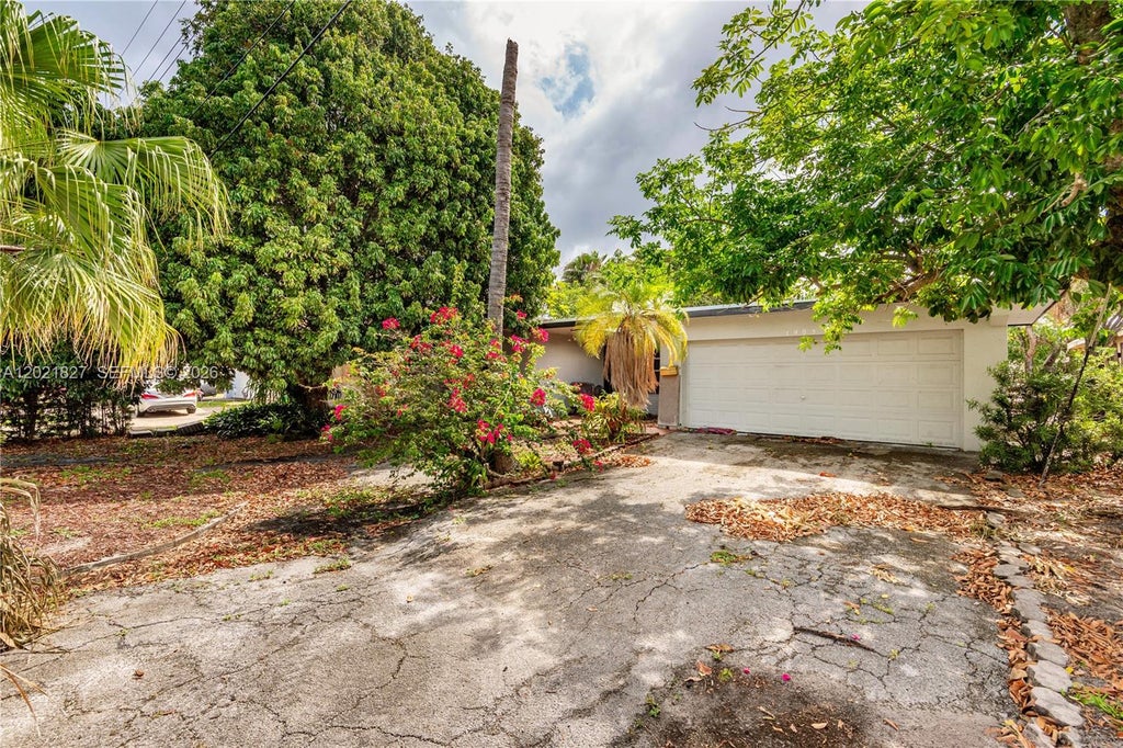 Photo of 3905 SW 67th Ter, Miramar, FL 33023 (MLS # A12021827)
