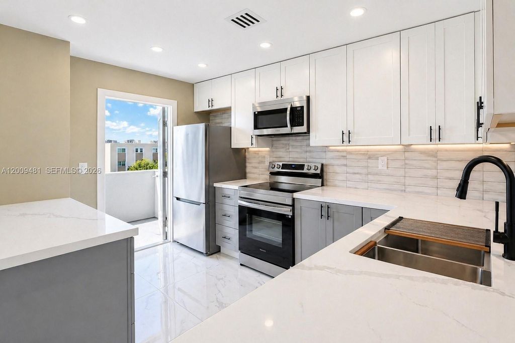 Photo of 1000 NE 14th Ave #712, Hallandale Beach, FL 33009 (MLS # A12009481)