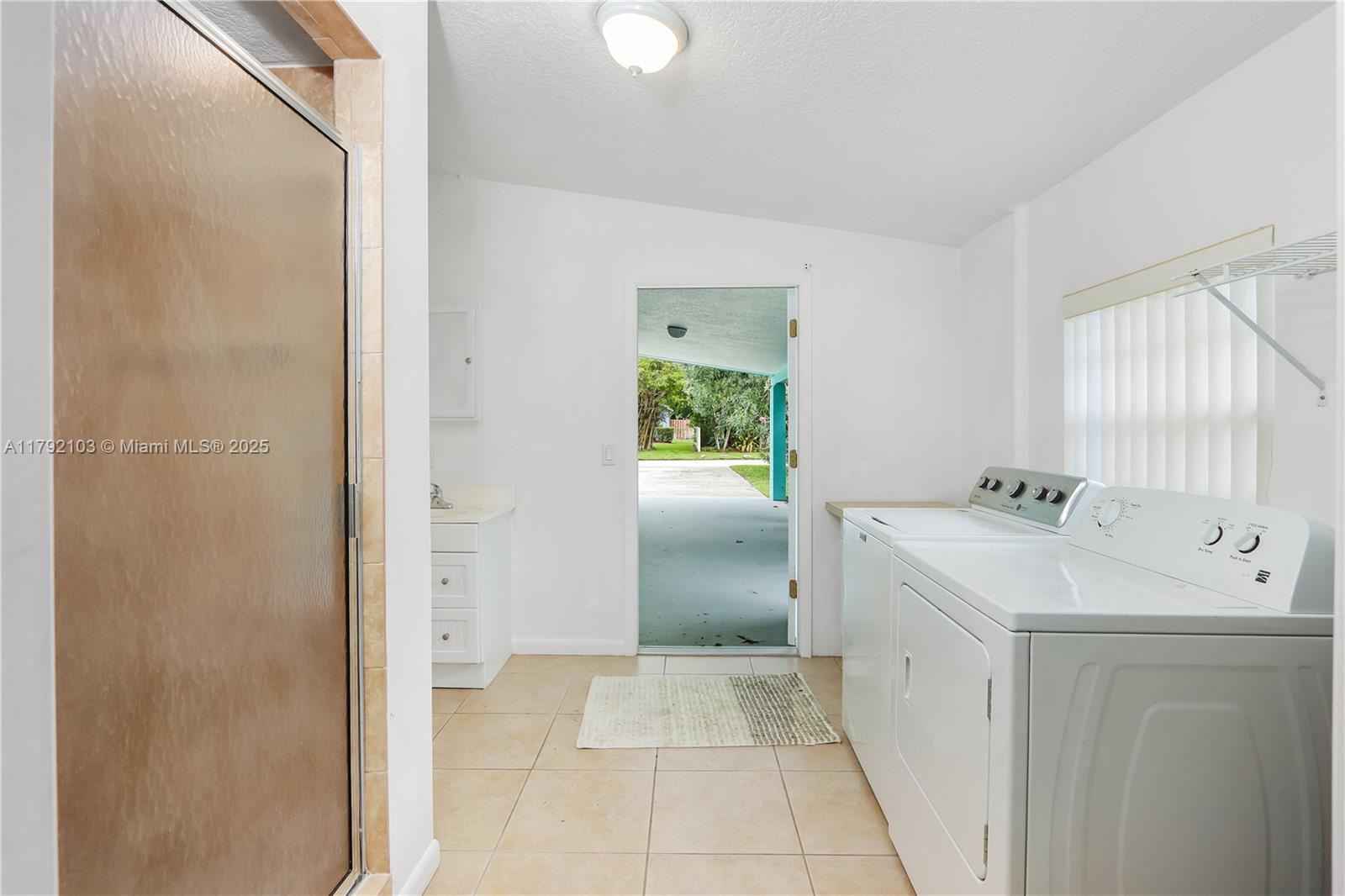 TROPICAL BEACH - Residential Income