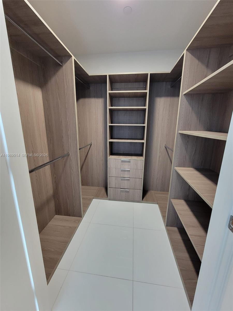 PARAMOUNT MIAMI WORLDCENT - Residential Lease