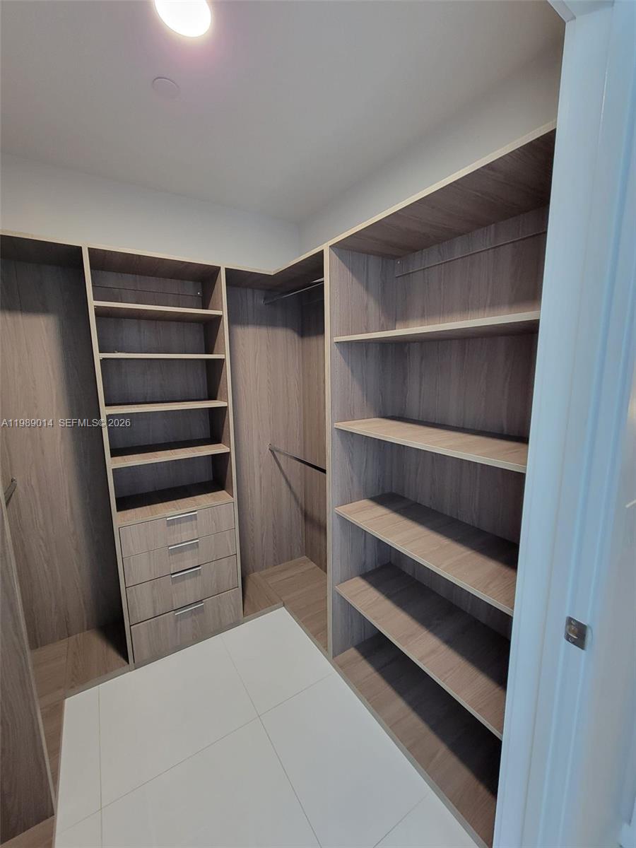 PARAMOUNT MIAMI WORLDCENT - Residential Lease