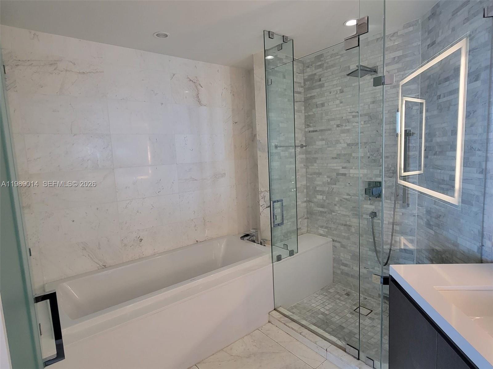 PARAMOUNT MIAMI WORLDCENT - Residential Lease