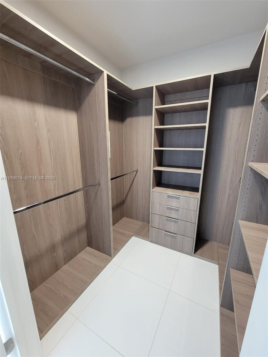 PARAMOUNT MIAMI WORLDCENT - Residential Lease