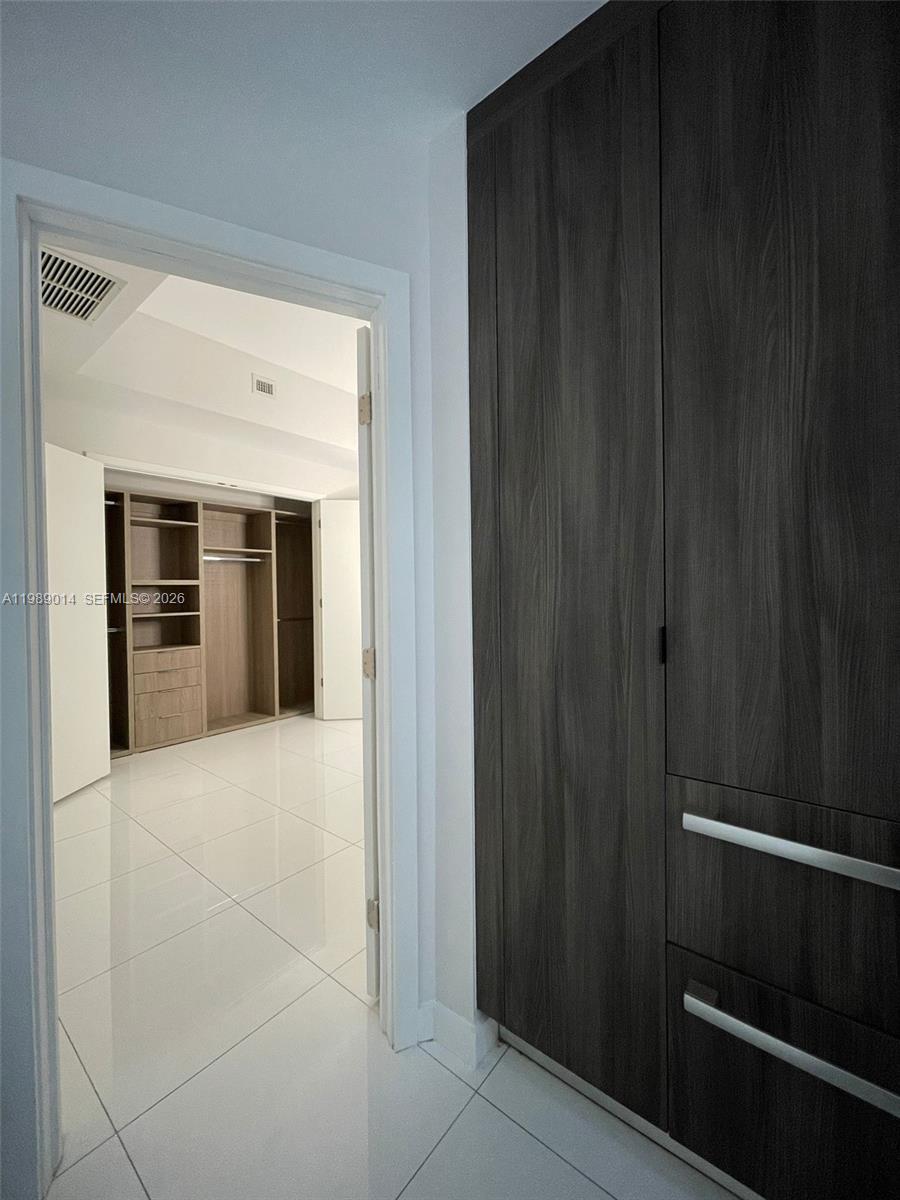 PARAMOUNT MIAMI WORLDCENT - Residential Lease