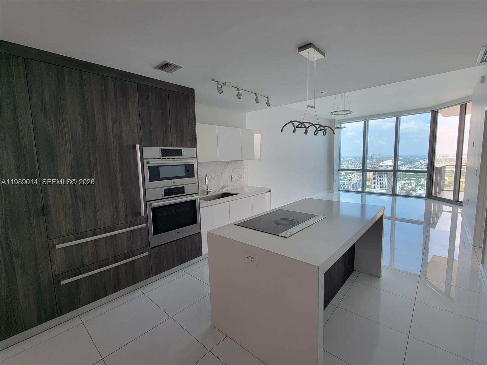 PARAMOUNT MIAMI WORLDCENT - Residential Lease