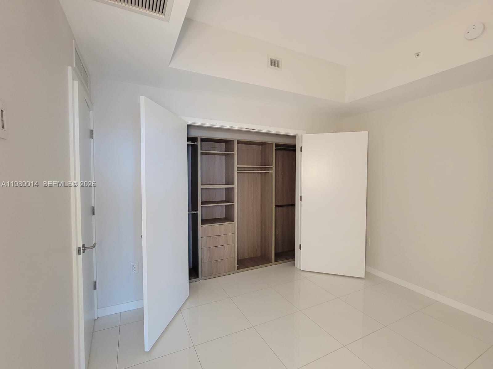 PARAMOUNT MIAMI WORLDCENT - Residential Lease