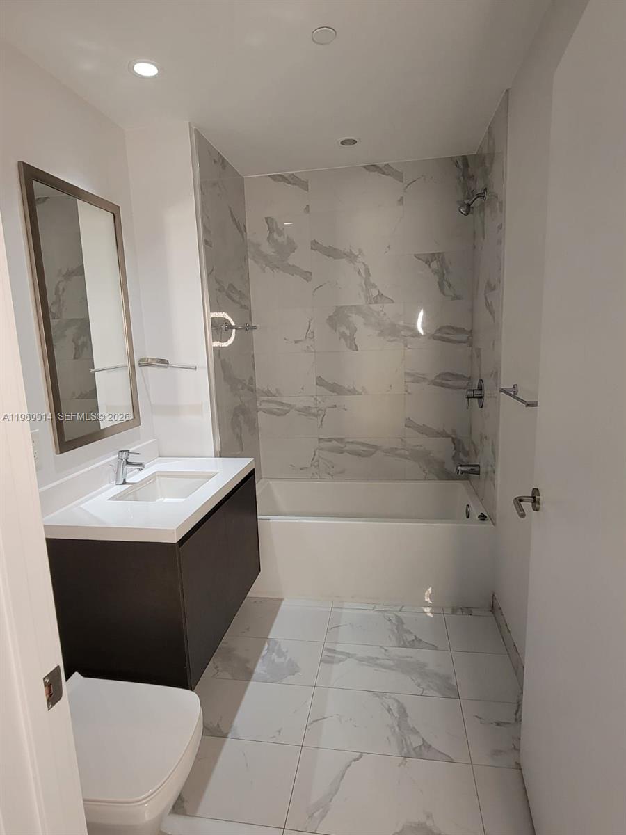 PARAMOUNT MIAMI WORLDCENT - Residential Lease