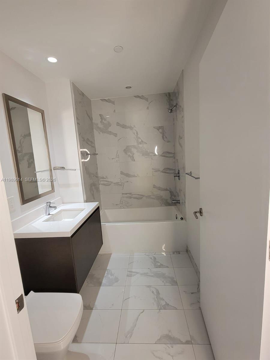 PARAMOUNT MIAMI WORLDCENT - Residential Lease