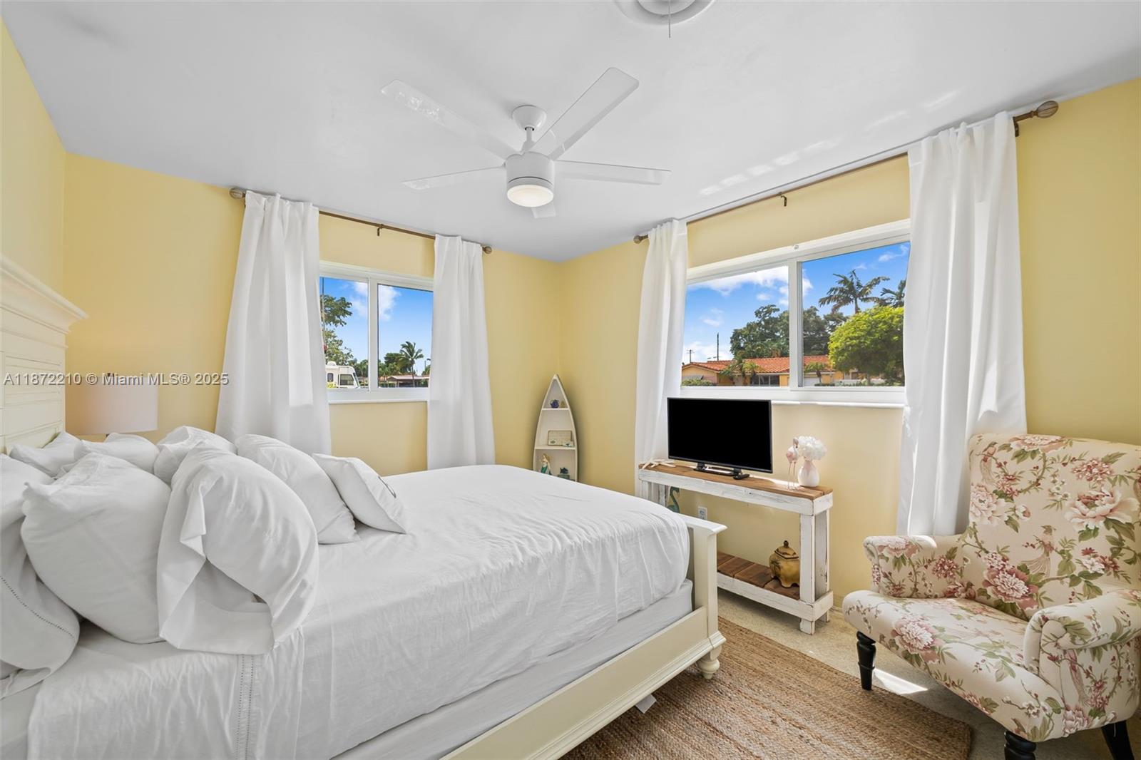 HOLLYWOOD HILLS - Residential