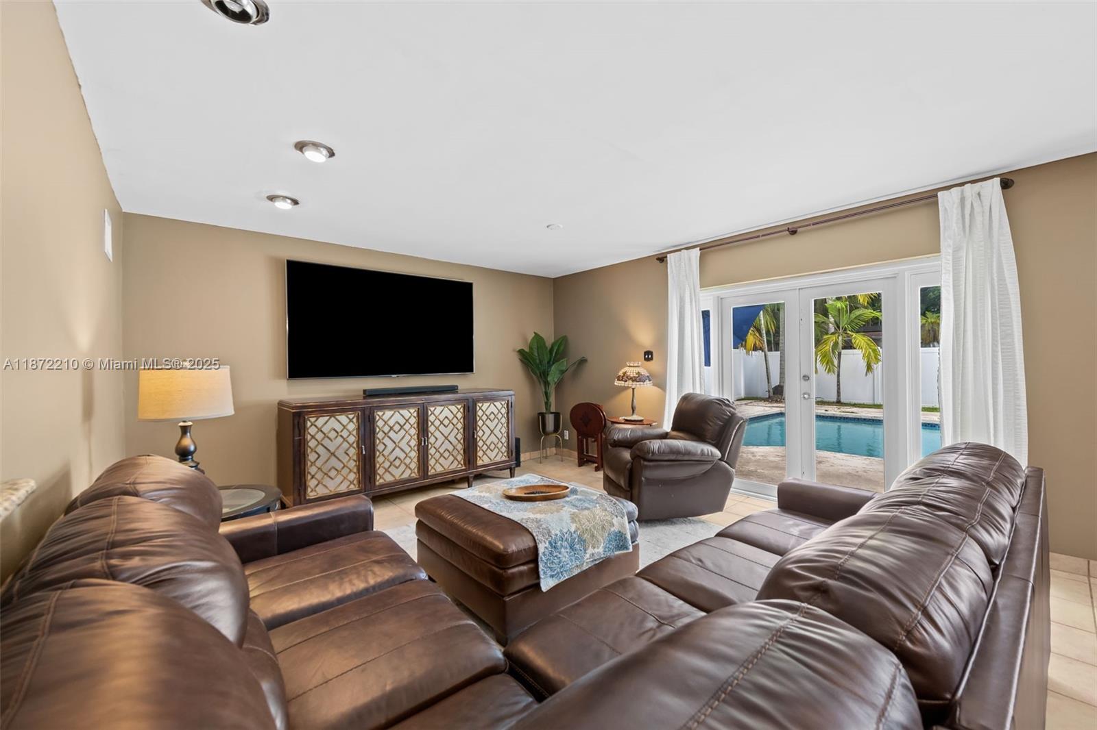 HOLLYWOOD HILLS - Residential