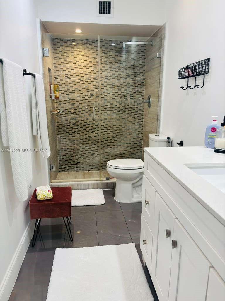 LAGUNA POINTE AT CALIF CL - Residential