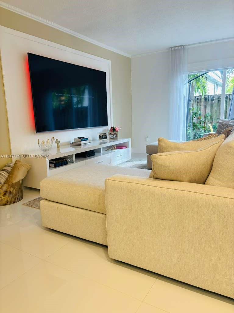 LAGUNA POINTE AT CALIF CL - Residential