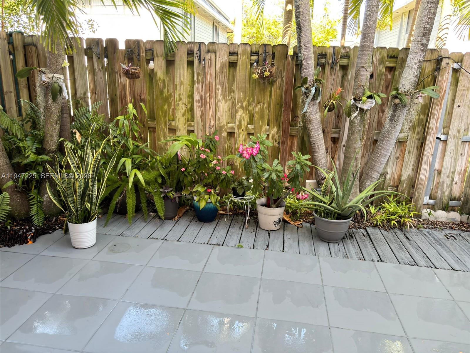 LAGUNA POINTE AT CALIF CL - Residential