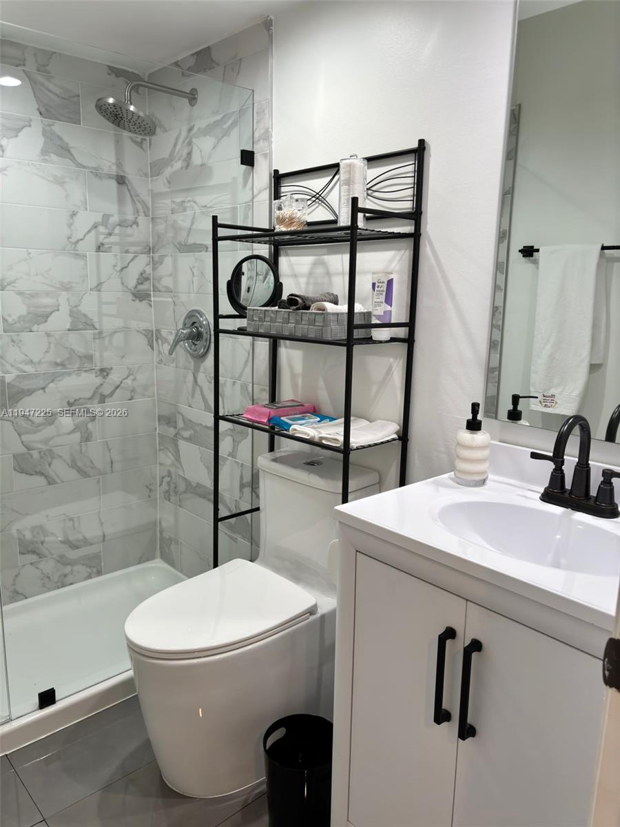 LAGUNA POINTE AT CALIF CL - Residential