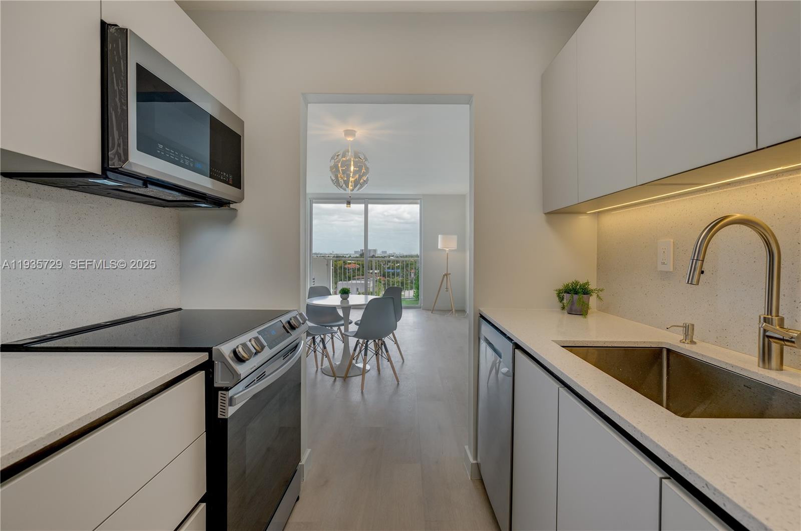 2000 NE 135th St 908