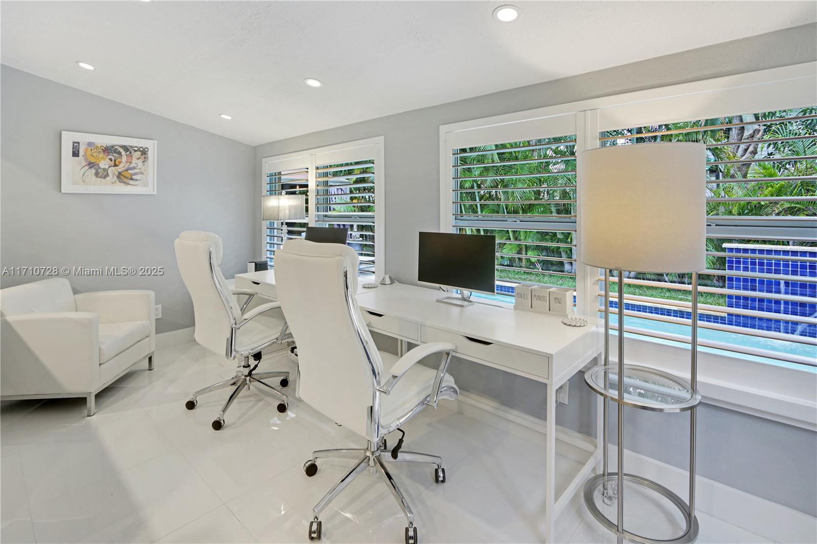 TROPICAL MANORS - Residential