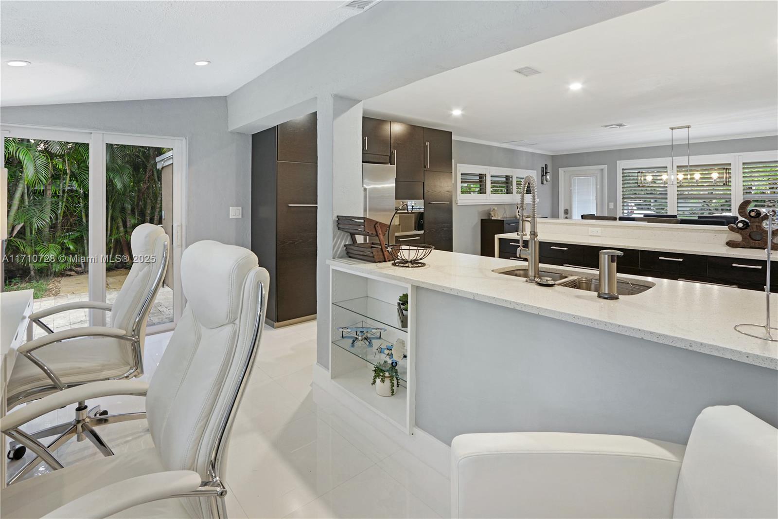 TROPICAL MANORS - Residential