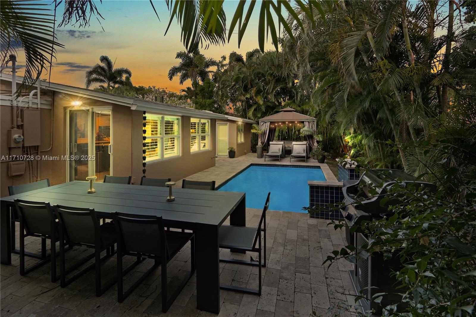 TROPICAL MANORS - Residential