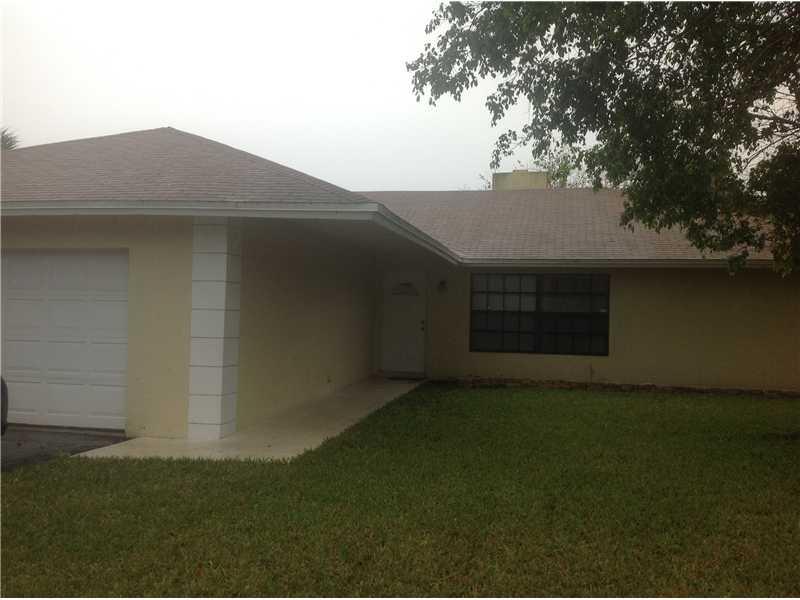 Great 3/2 single family home with a den, tile in living areas and carpet in bedrooms, excellent location close to everything, minutes from Malls, Supermarkets, Banks, Restaurants. SHOWINGS ARE MONDAY THROUGH FRIDAY