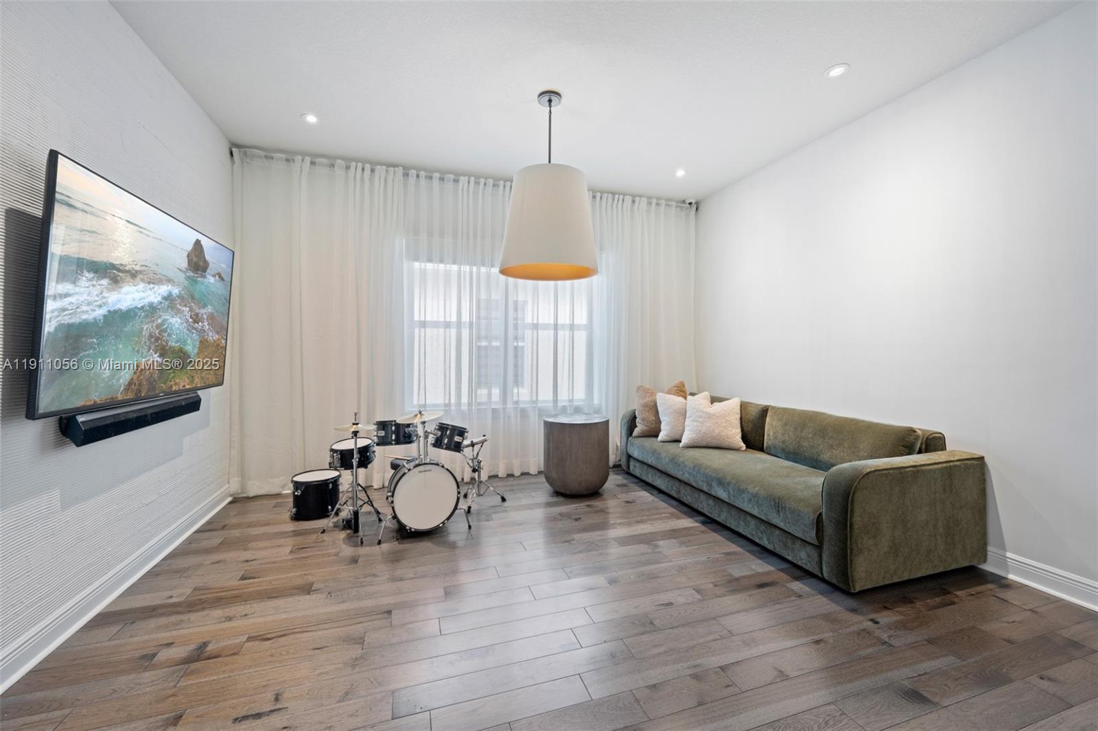 HILLCREST COUNTRY CLUB SO - Residential Lease