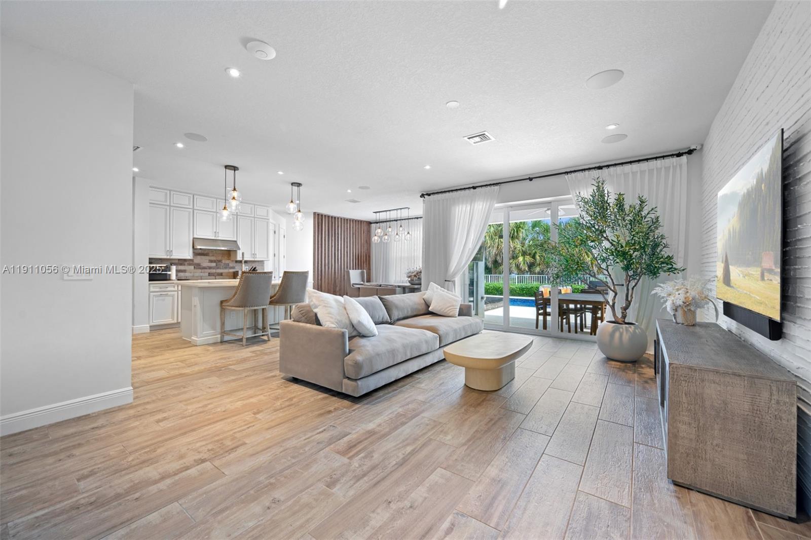 HILLCREST COUNTRY CLUB SO - Residential Lease