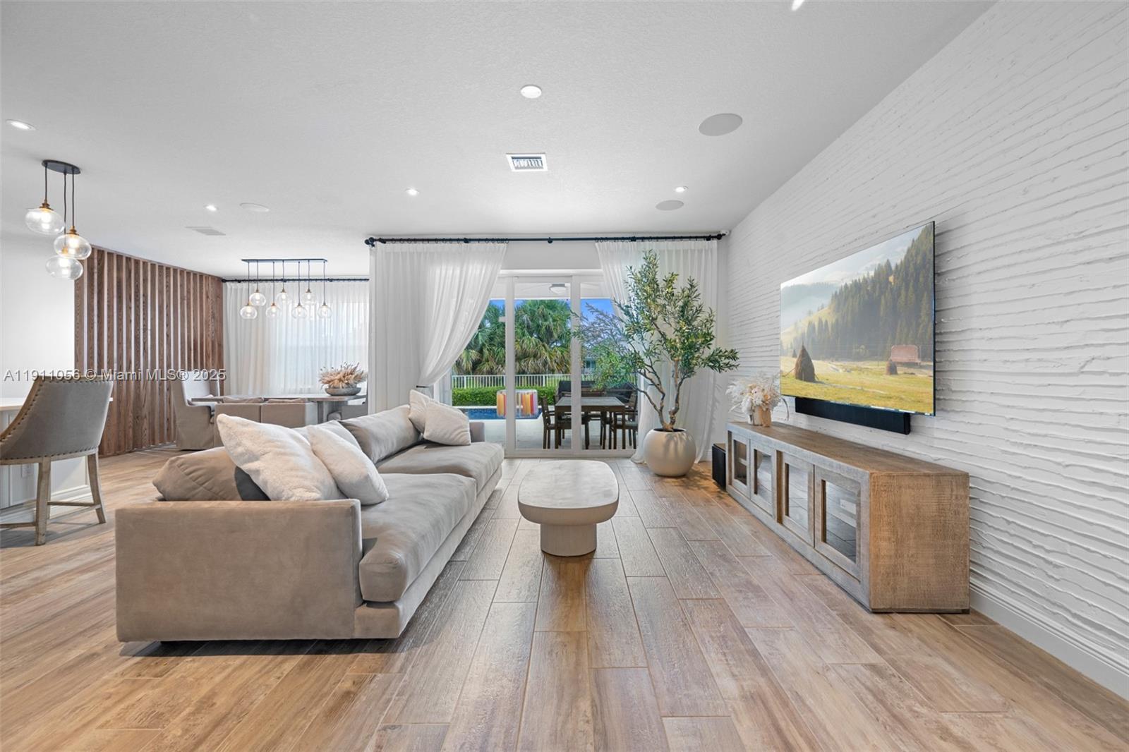 HILLCREST COUNTRY CLUB SO - Residential Lease