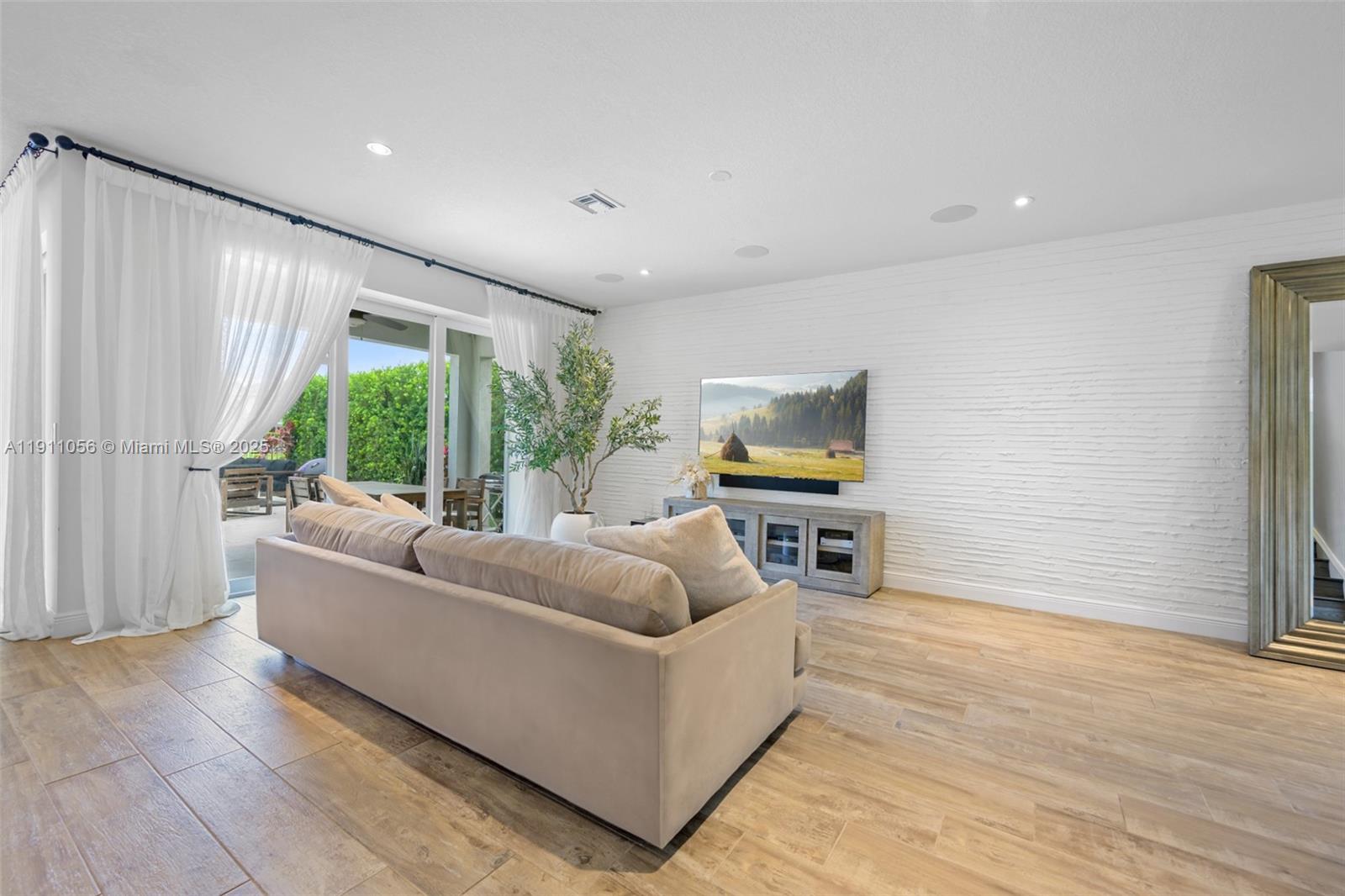 HILLCREST COUNTRY CLUB SO - Residential Lease