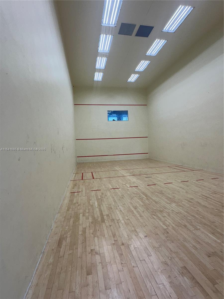 THE CARRIAGE HOUSE CONDO - Residential