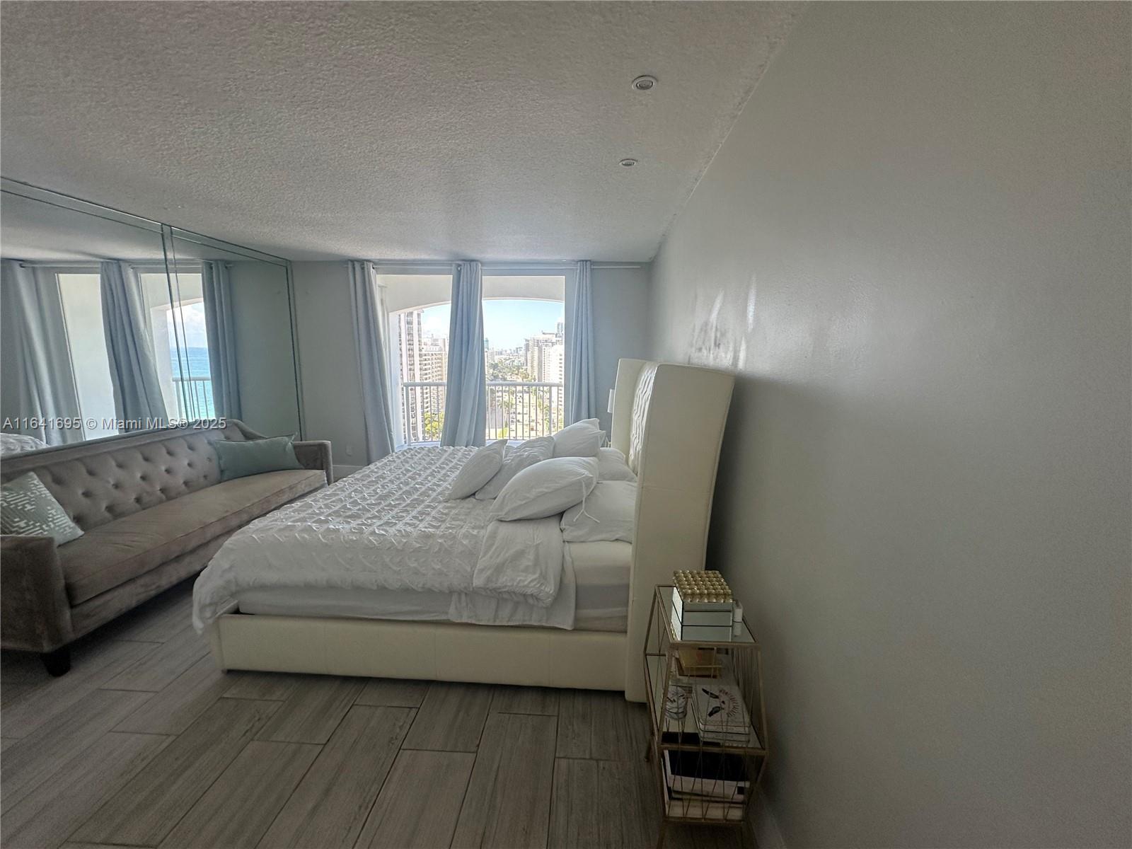 THE CARRIAGE HOUSE CONDO - Residential