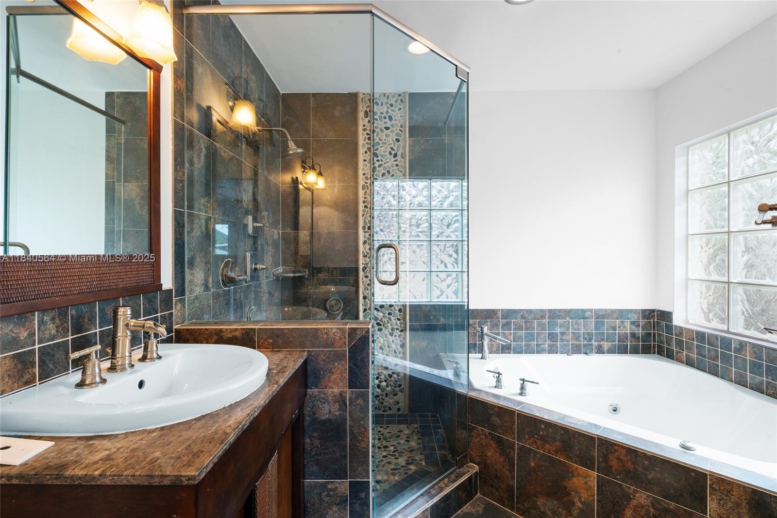 COUNTRY'S POINT - Residential