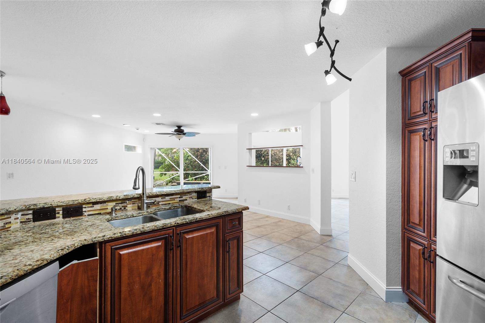 COUNTRY'S POINT - Residential