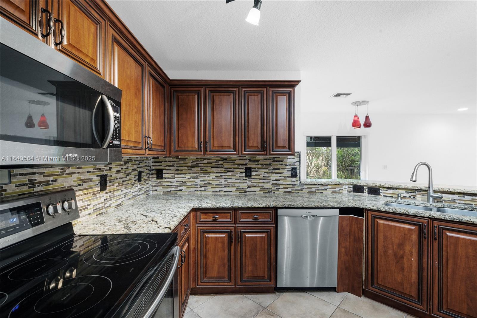 COUNTRY'S POINT - Residential