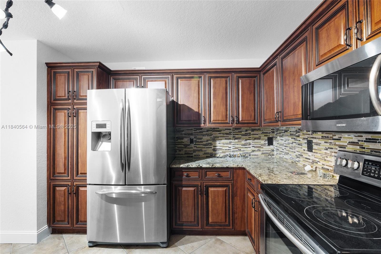 COUNTRY'S POINT - Residential