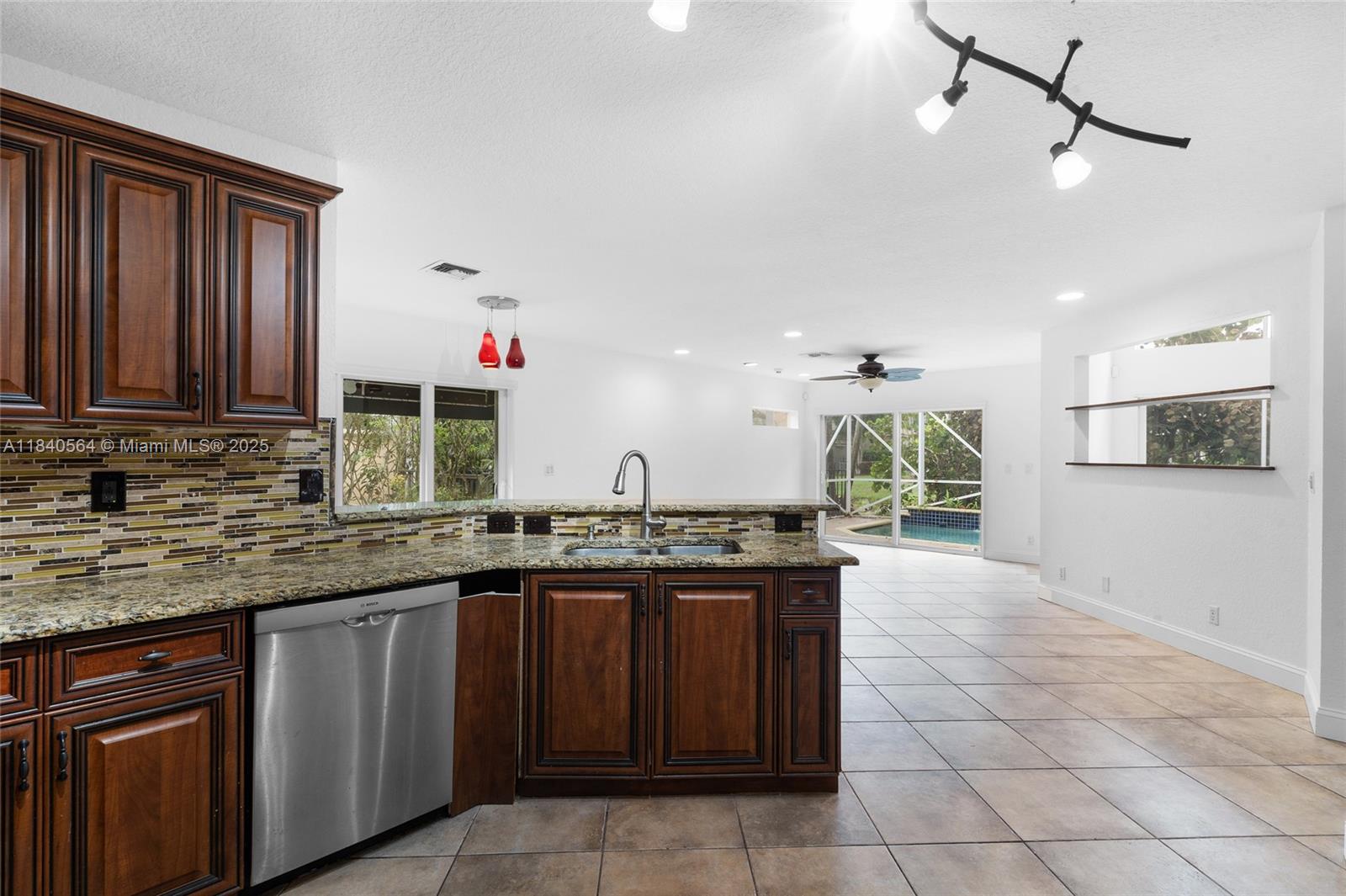 COUNTRY'S POINT - Residential