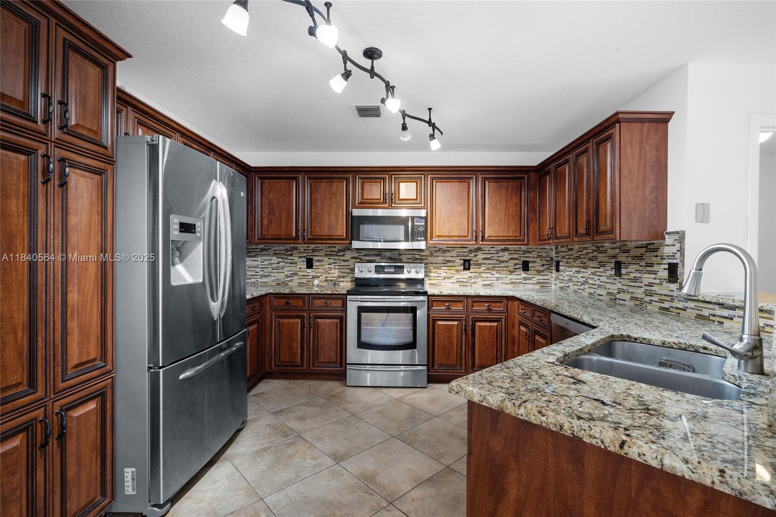 COUNTRY'S POINT - Residential